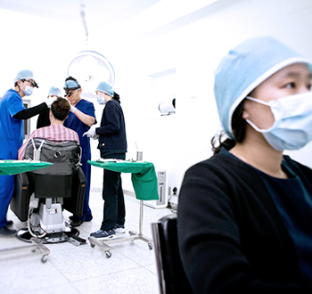 Hair follicles implanted within 1 hour through image